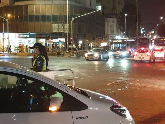 גם אחרי שעת העוצר, התנועה נמשכת // צילום: צביה בלום